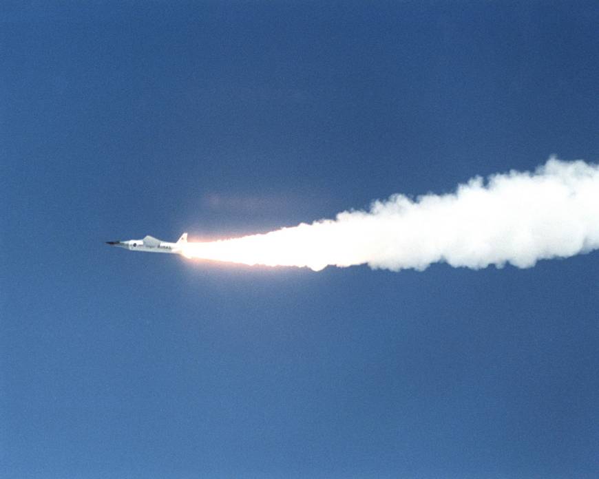 На гиперзвуковой режим маленький X-43 выводит ракетный ускоритель, и только после достижения значительной сверхзвуковой скорости включается его собственный гиперзвуковой прямоточный воздушно-реактивный двигатель